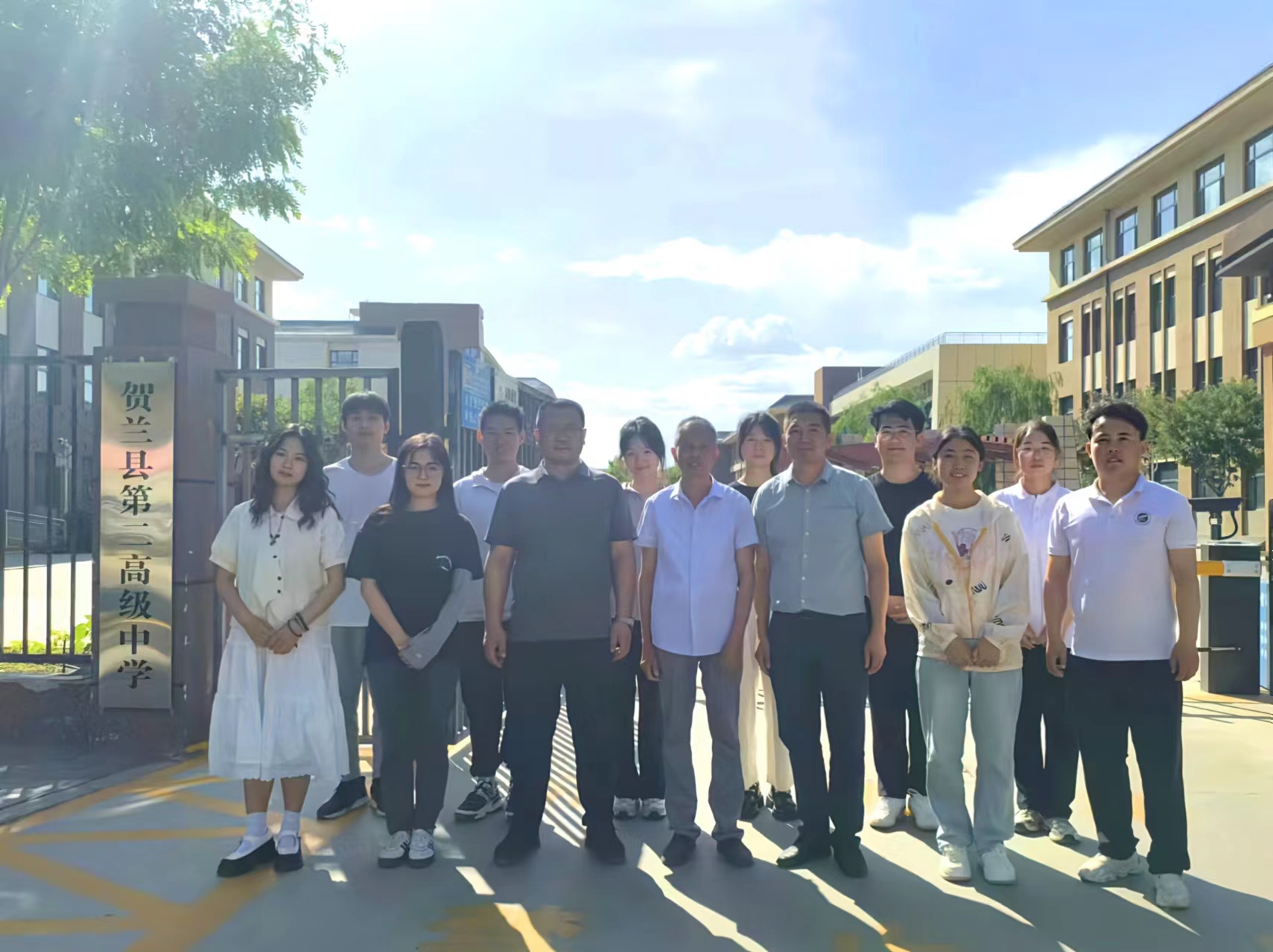 beat365唯一官方网站资助政策宣讲小组与贺兰县教育体育局老师合影