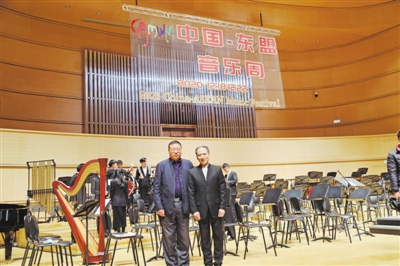 <p> 雷兴明（左）出席2020第九届中国—东盟音乐周。						 （图片由受访者提供）</p>